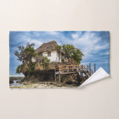 熱帯のサンゴ露頭の上の絵のような家 バスタオルセット (ハンドタオル)