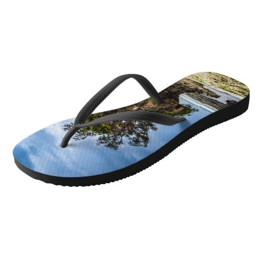 熱帯のサンゴ露頭の上の絵のような家 ビーチサンダル (アングル)