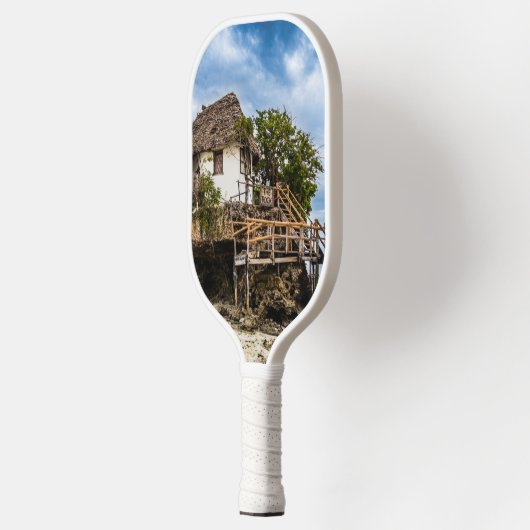 熱帯のサンゴ露頭の上の絵のような家 ピックルボールラケット (左)