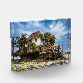 熱帯のサンゴ露頭の上の絵のような家 フォトブロック