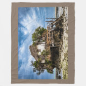 熱帯のサンゴ露頭の上の絵のような家 フリースブランケット (正面)