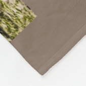 熱帯のサンゴ露頭の上の絵のような家 フリースブランケット (角)