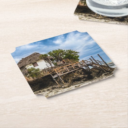 熱帯のサンゴ露頭の上の絵のような家 ペーパーコースター (アングル)