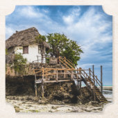 熱帯のサンゴ露頭の上の絵のような家 ペーパーコースター (正面)