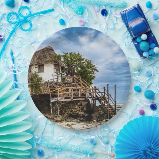 熱帯のサンゴ露頭の上の絵のような家 ペーパープレート (パーティー)