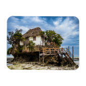 熱帯のサンゴ露頭の上の絵のような家 マグネット (横)