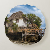 熱帯のサンゴ露頭の上の絵のような家 ラウンドクッション (正面)