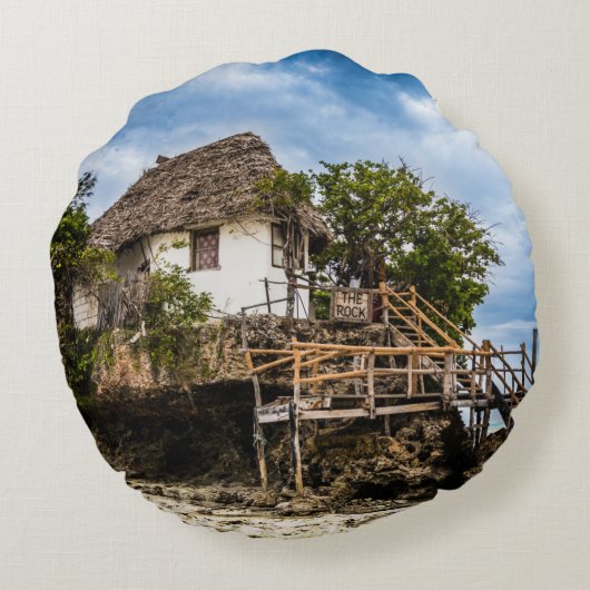 熱帯のサンゴ露頭の上の絵のような家 ラウンドクッション (裏面)