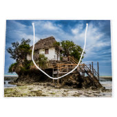 熱帯のサンゴ露頭の上の絵のような家 ラージペーパーバッグ (正面)