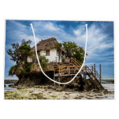 熱帯のサンゴ露頭の上の絵のような家 ラージペーパーバッグ (裏面)