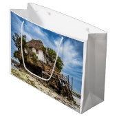 熱帯のサンゴ露頭の上の絵のような家 ラージペーパーバッグ (正面アングル)