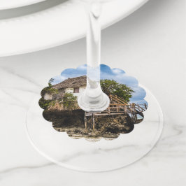 熱帯のサンゴ露頭の上の絵のような家 ワイングラスタグ