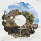 熱帯のサンゴ露頭の上の絵のような家 ワイングラスタグ (正面)