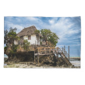 熱帯のサンゴ露頭の上の絵のような家 枕カバー (裏面)