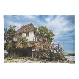 熱帯のサンゴ露頭の上の絵のような家 枕カバー