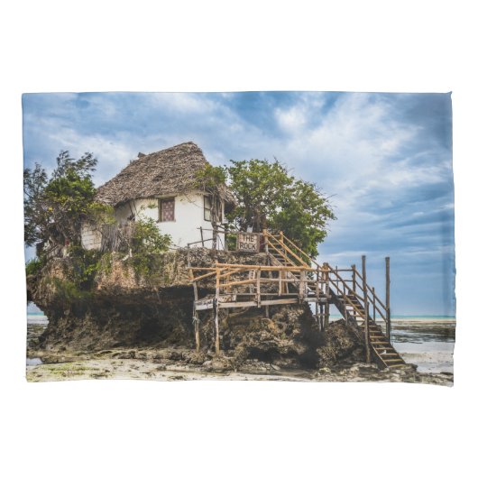 熱帯のサンゴ露頭の上の絵のような家 枕カバー (正面)