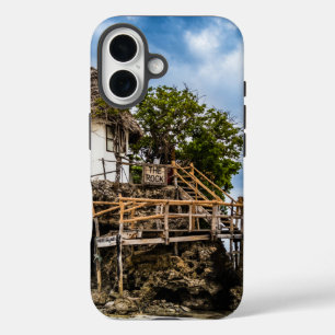 熱帯のサンゴ露頭の上の絵のような家 iPhone 16ケース