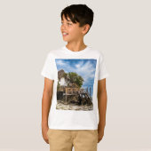 熱帯のサンゴ露頭の上の絵のような家 Tシャツ (正面フル)