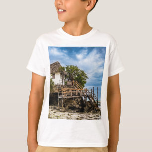 熱帯のサンゴ露頭の上の絵のような家 Tシャツ