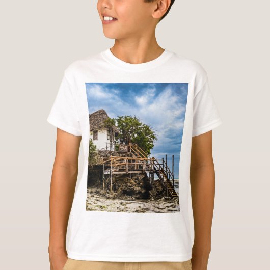 熱帯のサンゴ露頭の上の絵のような家 Tシャツ (正面)