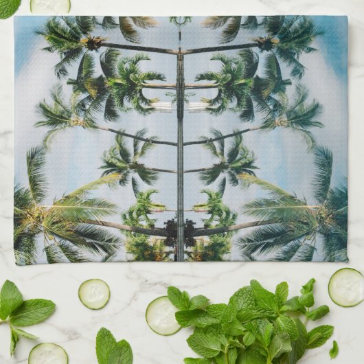 熱帯のヤシの木に反射海。 キッチンタオル (折り畳み)