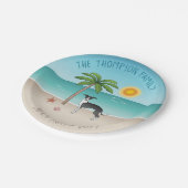 熱帯の夏のビーチで白黒のイギー犬 ペーパープレート (アングル)