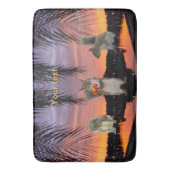 熱帯の夕日でかわいいリスをパーソナライズ バスマット (正面縦)