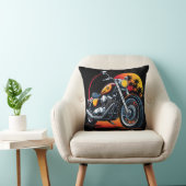 熱帯の夕焼けのスカイラインに照らされた炎のオートバイ クッション (椅子)