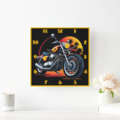 熱帯の夕焼けのスカイラインに照らされた炎のオートバイ スクエア壁時計 (ホーム)