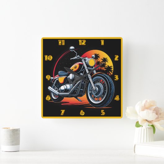 熱帯の夕焼けのスカイラインに照らされた炎のオートバイ スクエア壁時計 (ホーム)