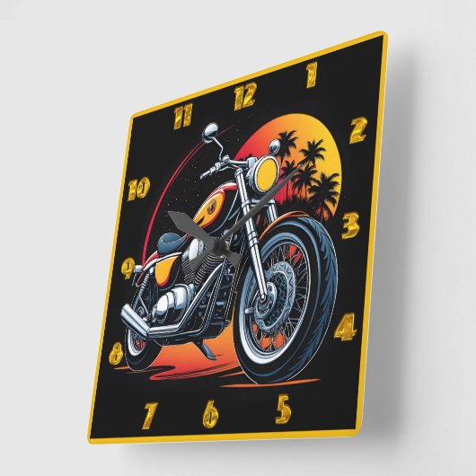熱帯の夕焼けのスカイラインに照らされた炎のオートバイ スクエア壁時計 (傾斜)
