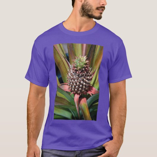 熱帯の太陽の下で育つ若いパイナップル Tシャツ (正面)