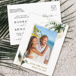 熱帯の結婚葉の写真金ゴールド保存日 案内ポストカード<br><div class="desc">この結婚式を保存する日付ハガキは、水の色のモンステラ、パーム葉の木の葉金ゴールド、バナナの金ゴールドとエキゾチックなトロピカルなを備えて葉います。熱帯、ビーチ、夏、目的地の結婚式に最適。</div>