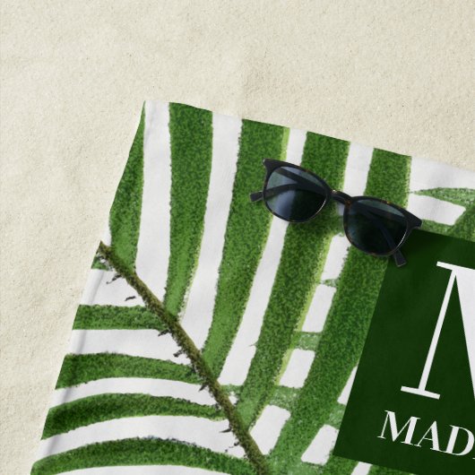 熱帯の緑の水の色のヤシのモノグラムの木 ビーチタオル (インサイチュ)