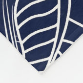 熱帯の葉、ネイビーブルーの背景 フリースブランケット (角)