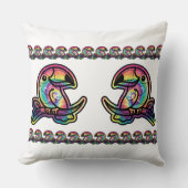 熱帯の輝き：トゥーカンの鳥(絞り染め色) クッション (正面)