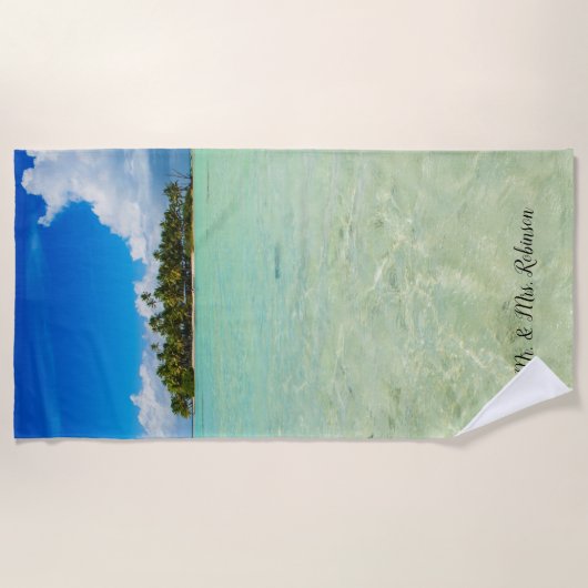 熱帯の青いラグーンに浮かぶ無人島 ビーチタオル (正面)