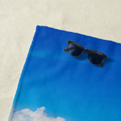 熱帯の青いラグーンに浮かぶ無人島 ビーチタオル (インサイチュ)