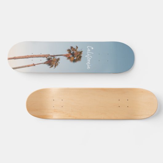 熱帯の高いヤシの木とブルースカイのカリフォルニア スケートボード (横)