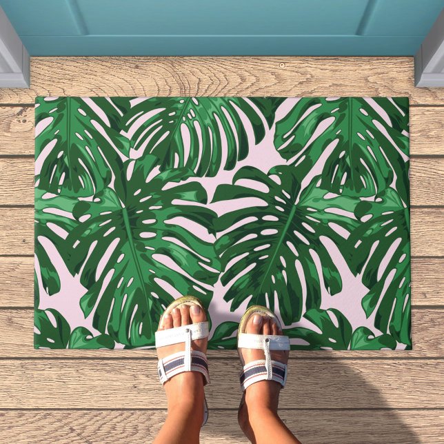 熱帯グリーンピンクジャングル離れ群 ドアマット (Doormat with green palm leaves on pale pink background)