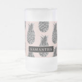 熱帯グレーとピンクのパイナップルパターン名 フロストグラスビールジョッキ (中央)