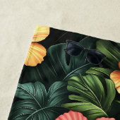 熱帯コーラルピンクと黄色のハイビスカスフローラ ビーチタオル (インサイチュ)