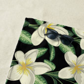 熱帯シームレスパターン白い花の緑の葉 ビーチタオル (インサイチュ)