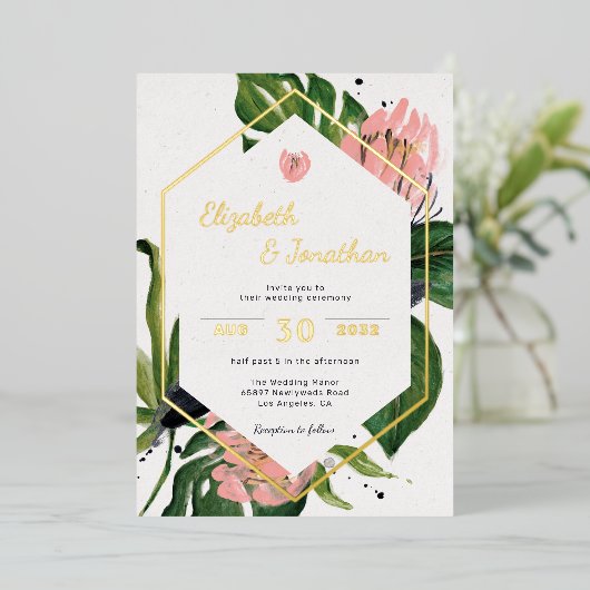熱帯ジャングルモダンフローラピンクの花葉と 箔招待状 (立ち正面)