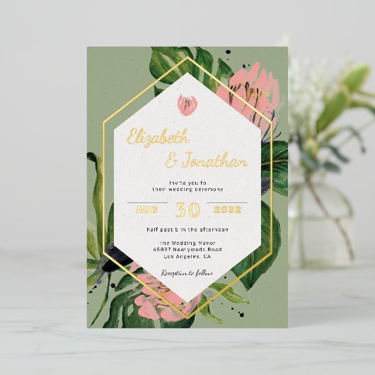 熱帯ジャングルモダンフローラピンクの花葉と 箔招待状 (立ち正面)