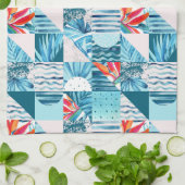 熱帯ティール(緑がかった色)の幾何学的で抽象的なパターン キッチンタオル (折り畳み)