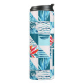 熱帯ティール（緑がかった色）の幾何学的で抽象的なパターン タンブラー (回転左)