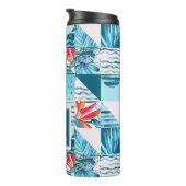 熱帯ティール（緑がかった色）の幾何学的で抽象的なパターン タンブラー (回転右)