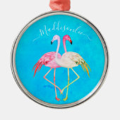 熱帯ティール（緑がかった色）の水の色モノグラムピンクフラミンゴ メタルオーナメント (正面)