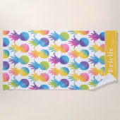 熱帯パイナップルイエローウォーター名前をカスタムする ビーチタオル (正面)